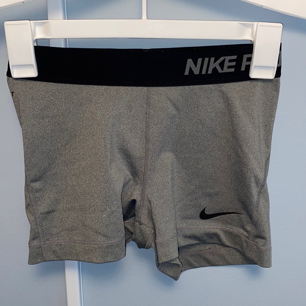Women’s Nike compression shorts (gray)